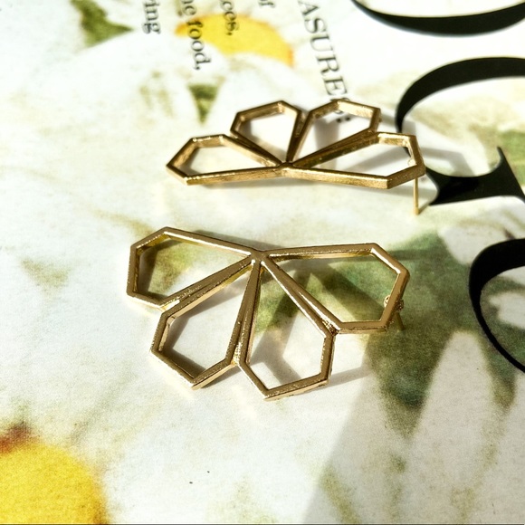 Half flower gold stud earrings - Picture 3 of 4